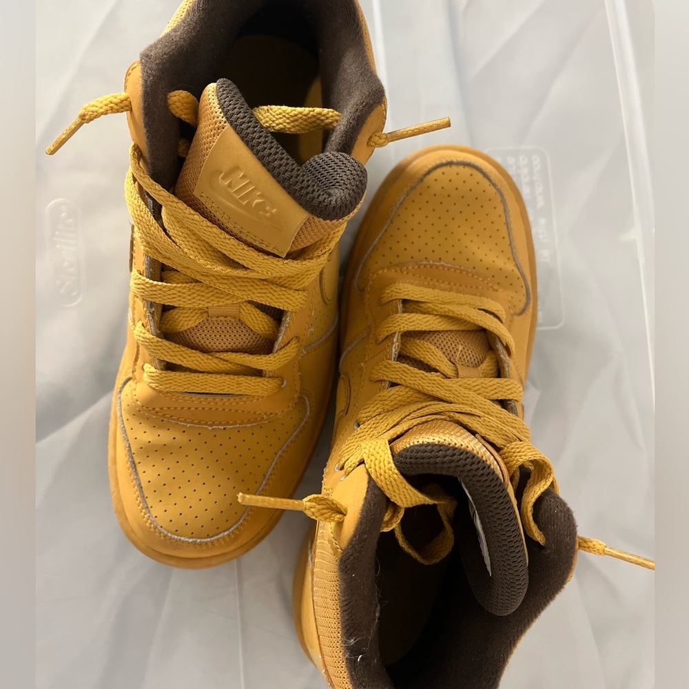 Nike High Top - Picture 3 of 6
